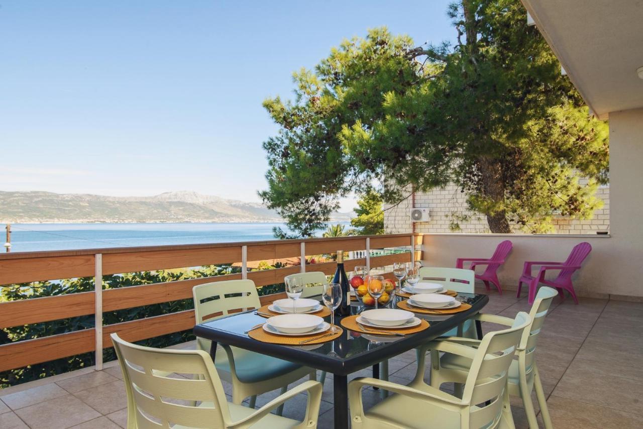 Villa Bua - Beautiful Seafront Apartments Trogir Eksteriør billede
