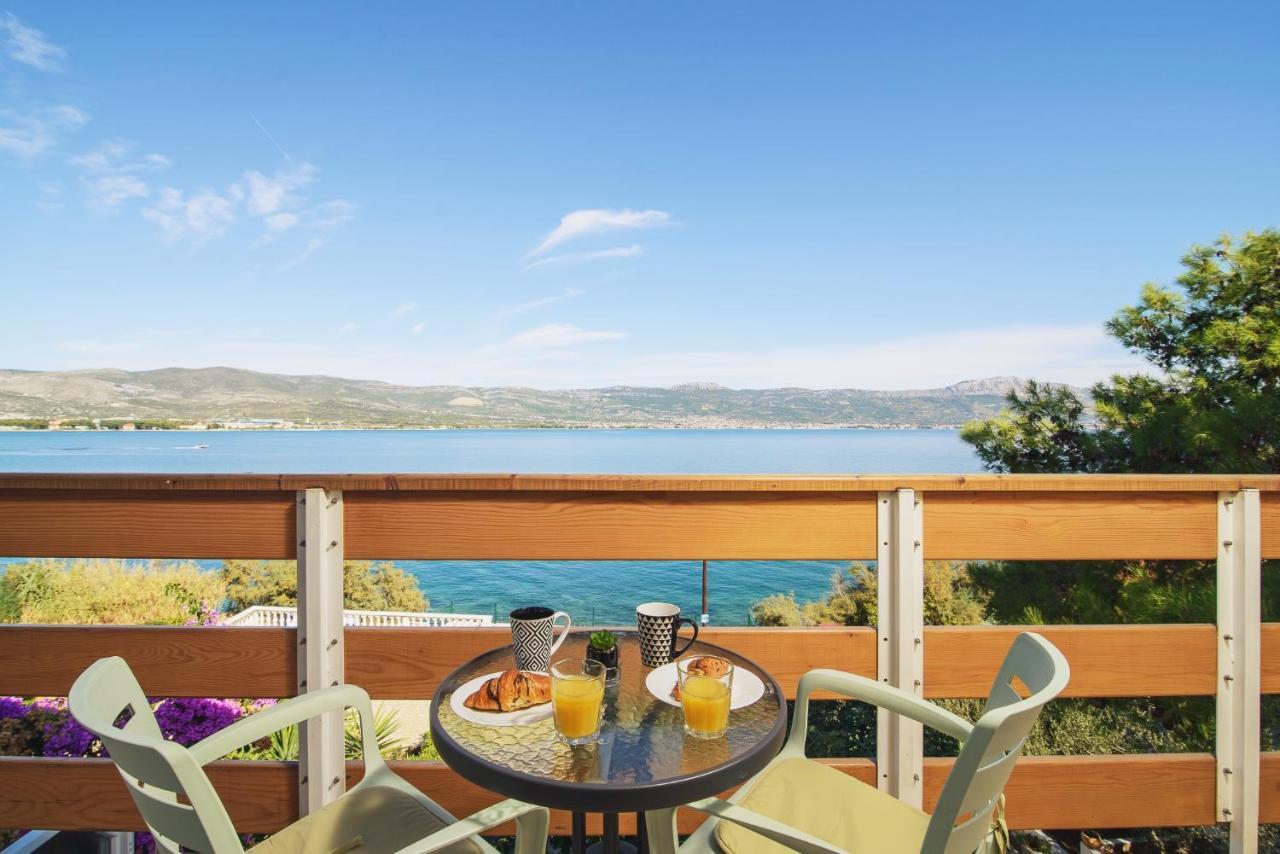 Villa Bua - Beautiful Seafront Apartments Trogir Eksteriør billede