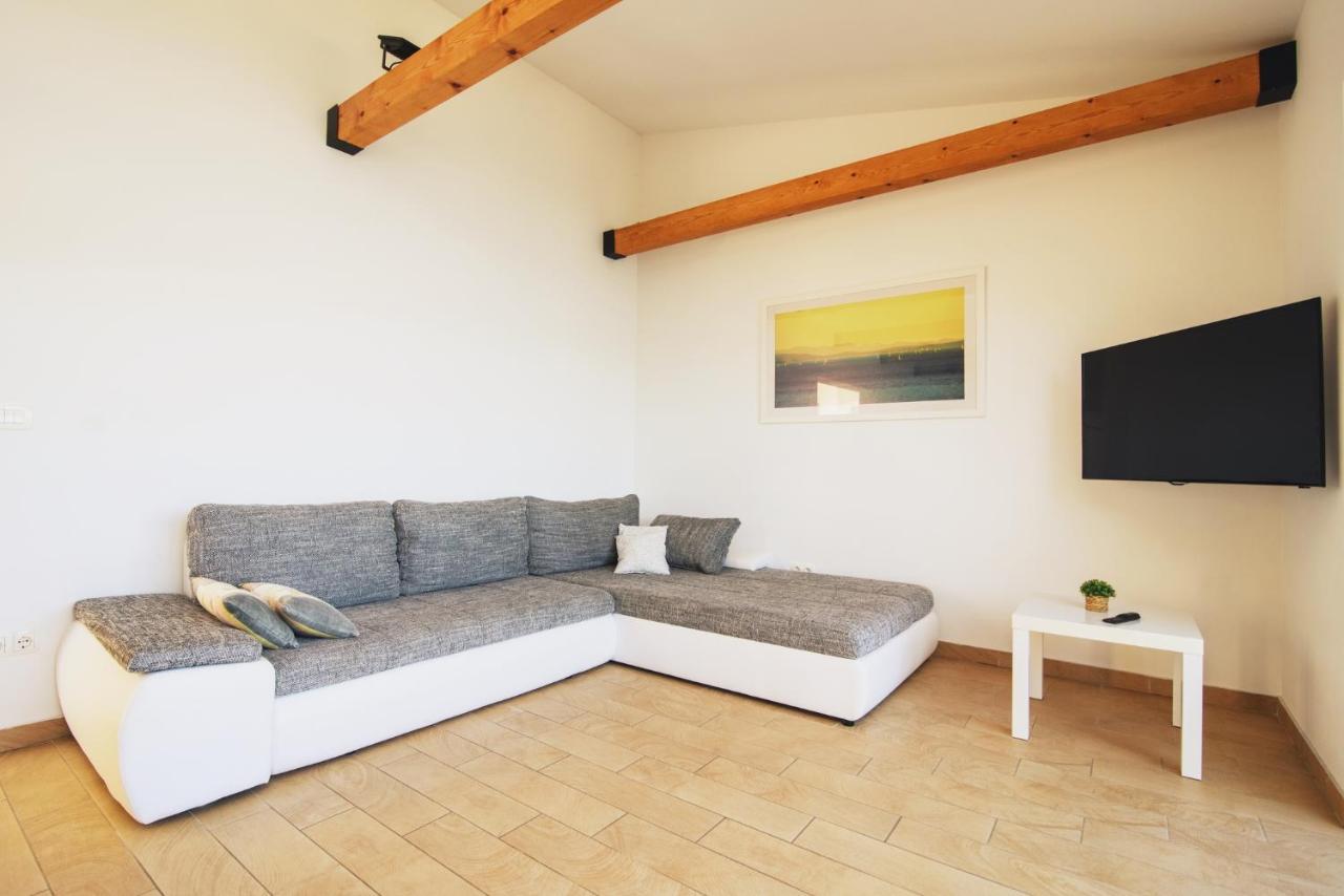 Villa Bua - Beautiful Seafront Apartments Trogir Eksteriør billede