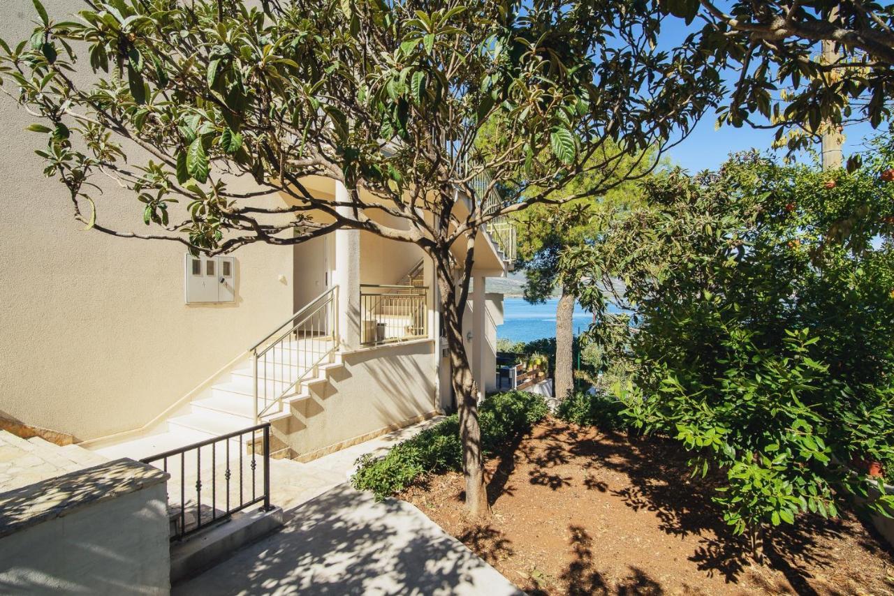 Villa Bua - Beautiful Seafront Apartments Trogir Eksteriør billede
