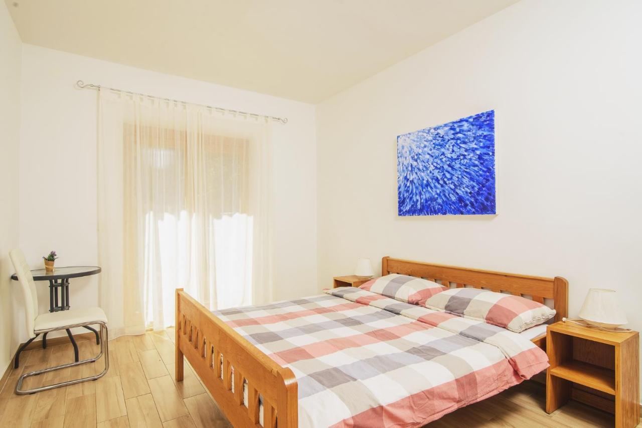 Villa Bua - Beautiful Seafront Apartments Trogir Eksteriør billede