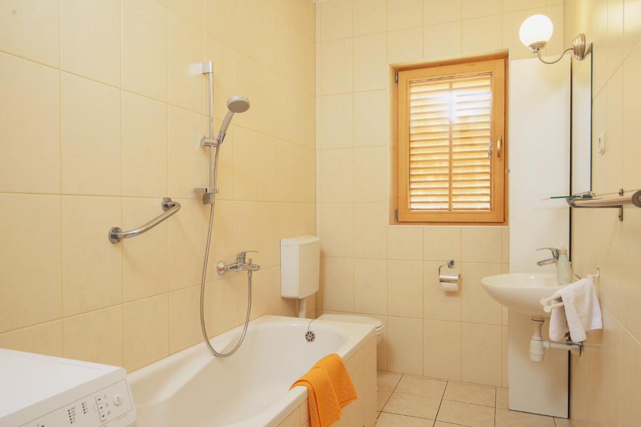 Villa Bua - Beautiful Seafront Apartments Trogir Eksteriør billede