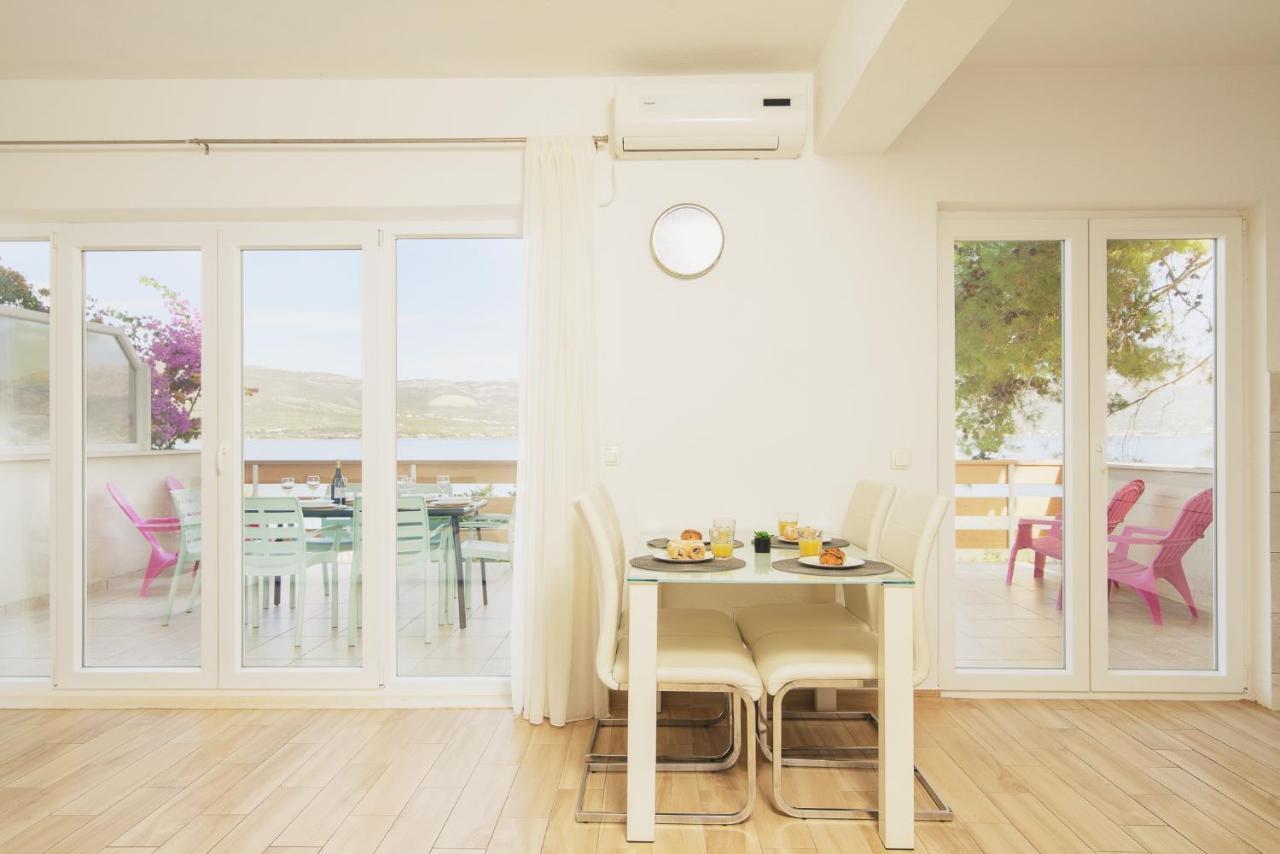 Villa Bua - Beautiful Seafront Apartments Trogir Eksteriør billede