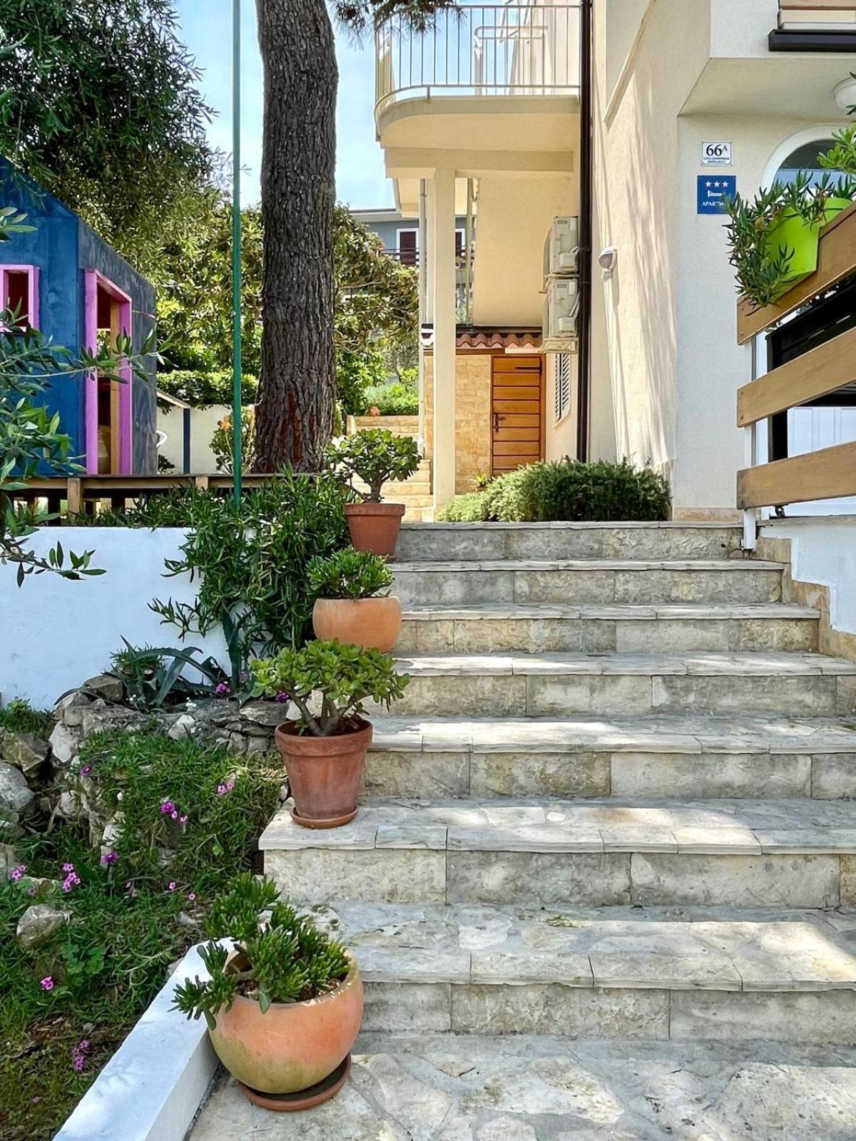 Villa Bua - Beautiful Seafront Apartments Trogir Eksteriør billede