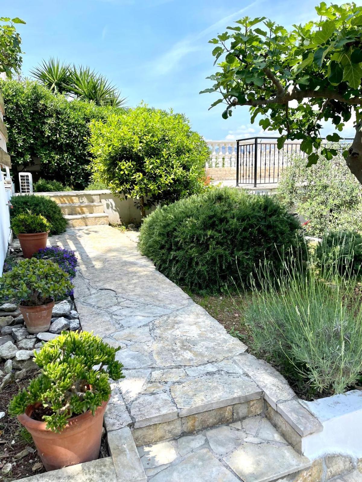 Villa Bua - Beautiful Seafront Apartments Trogir Eksteriør billede